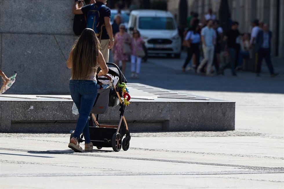Archivo - Una mujer con un carrito de bebé.