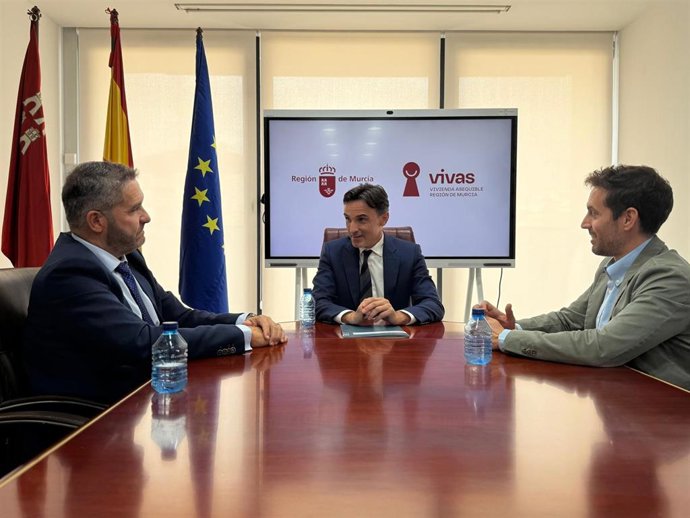 El consejero de Fomento e Infraestructuras, Jorge García Montoro, durante la reunión con el presidente de Croem, Miguel López Abad, y el secretario general de la Consejería, José Francisco Lajara