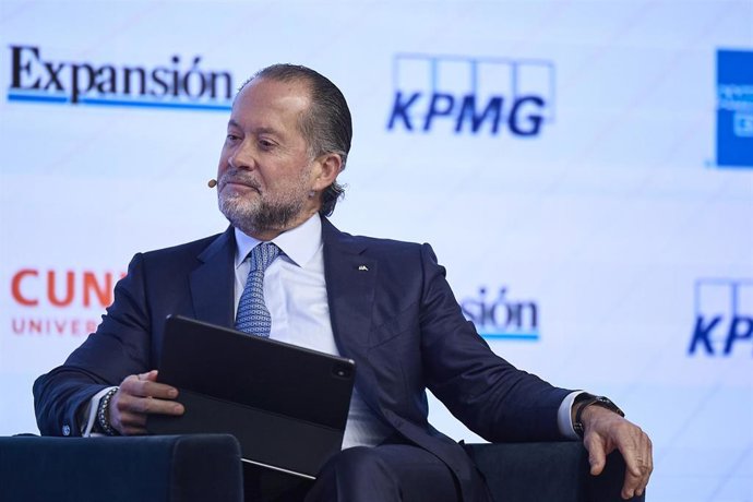 El presidente de ABANCA, Juan Carlos Escotet, interviene en el XVI Encuentro Financiero del sector bancario, organizado por 'Expansión', KPMG, American Express y Cunef Universidad, en el auditorio El Beatriz, a 6 de octubre de 2025, en Madrid (España). 