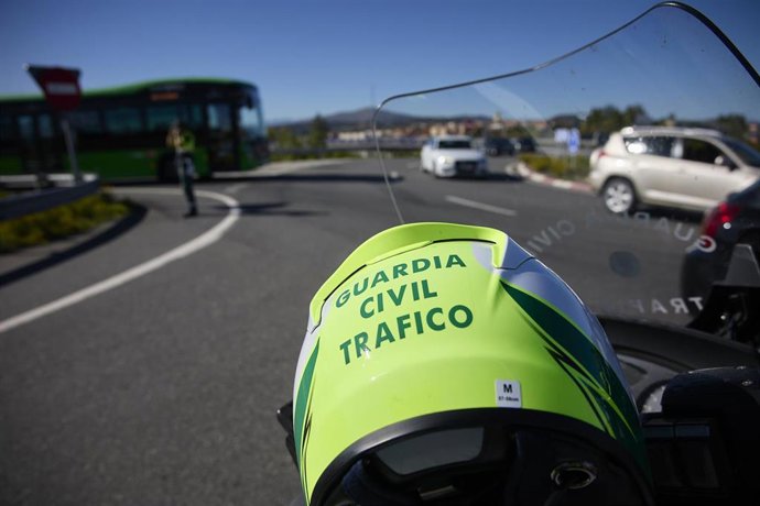 Archivo - Un control policial en el km 34 de la autopista A-1, con motivo de la operación salida del Puente del Pilar 2021, el primero sin apenas restricciones debido a la pandemia del Covid-19, a 8 de octubre de 2021, en Madrid (España). Con motivo de la