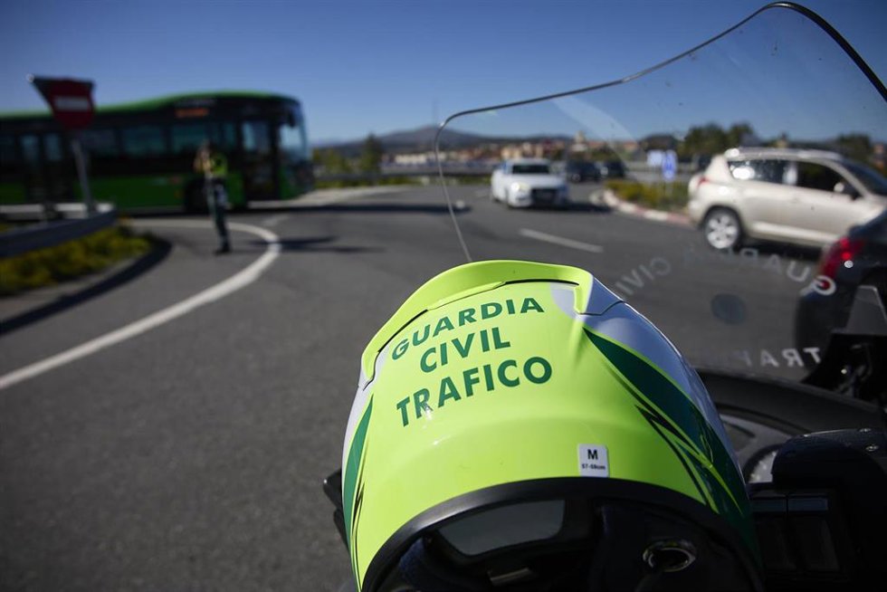 Archivo - Un control policial en el km 34 de la autopista A-1, con motivo de la operación salida del Puente del Pilar 2021, el primero sin apenas restricciones debido a la pandemia del Covid-19, a 8 de octubre de 2021, en Madrid (España). Con motivo de 