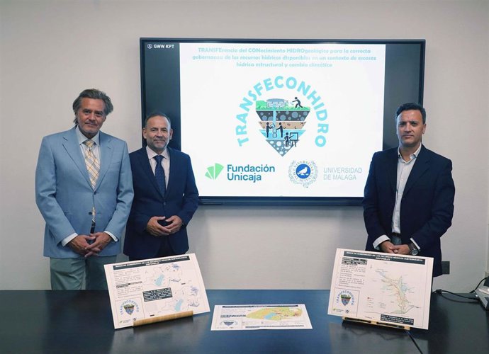 El director de Actividades Sociales de la Fundación Unicaja, Gerardo Lerones; el vicerrector de Transferencia, Emprendimiento y Empresa de la Universidad de Málaga, Juan Carlos Rubio, y el investigador Pablo Jiménez