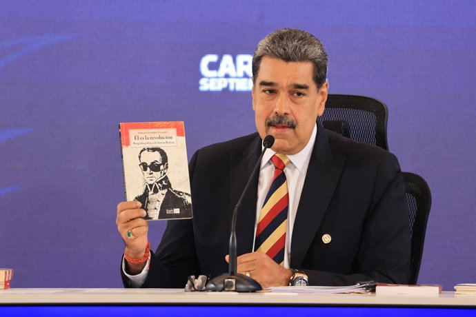 Archivo - Arquivo - HANDOUT - 01 de setembro de 2025, Venezuela, Caracas: O presidente da Venezuela, Nicolas Maduro, mostra um livro de Sergio Guerra Vilaboy sobre o próximo Simon Bolívar durante uma coletiva de imprensa com a mídia internacional. Foto: Z