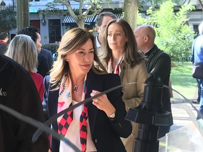 La alcaldesa de Zaragoza, Natalia Chueca, en la feria de gastronomía en la plaz a de los Sitios