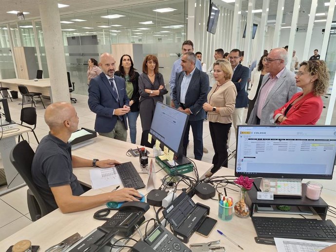 El subdelegado del Gobierno en Málaga, Javier Salas, y la delegada territorial de Trabajo, Empleo, Empresa y Trabajo Autónomo de la Junta en Málaga, Carmen Sánchez, y el alcalde de Álora, Francisco Martínez, han asistido a la apertura de la nueva sede.