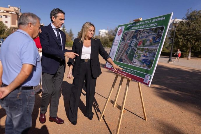 La alcaldesa de Granada, Marifrán Carazo, en la zona de juegos infantiles en la Avenida Federico García Lorca.