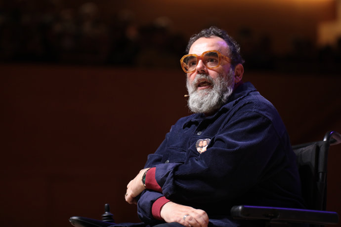 El escritor y periodista Bop Pop interviene en un acto de  SUMAR, a 14 de enero de 2023, en Barcelona, Catalunya (España).