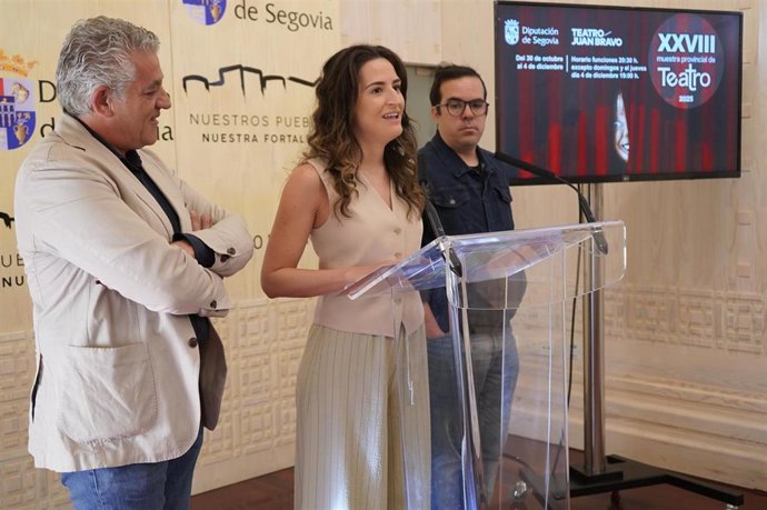El diputado José María Bravo (izda), la actriz Cristina San Juan y el director teatral Quique Sánchez .