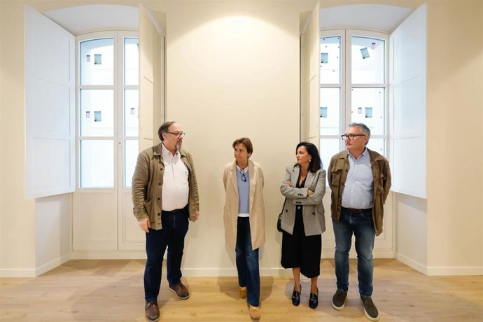 La alcaldesa de Gijón, Carmen Moriyón, visita, junto al concejal de Infraestructuras Urbanas y Rurales del Ayuntamiento de Gijón, Gilberto Villoria, la obra de conversión del edificio Vicasa en albergue de peregrinos y de jóvenes.