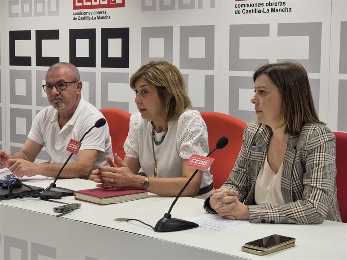 Carmen Juste, secretaria general de la FSC de CCOO C-LM, junto con Carmen Trujillo, responsable del Sector Carretera y Logística en FSC CCOO C-LM, y Marcelino Fontana, delegado sindical del sector de transporte sanitario en Albacete.