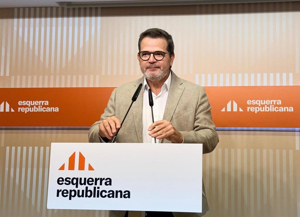 El vicesecretario general de Comunicación y portavoz de ERC, Isaac Albert, en rueda de prensa.