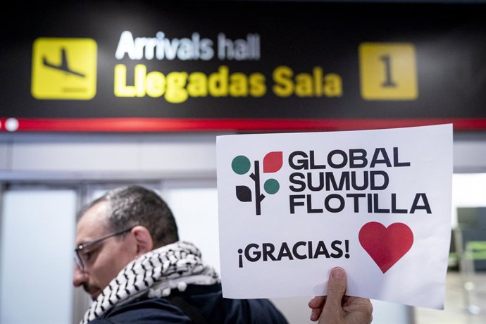 Dezenas de pessoas aguardam a chegada dos 21 cidadãos espanhóis da Sumud Global Flotilla no Aeroporto Adolfo Suárez Madrid-Barajas em 5 de outubro de 2025 em Madri (Espanha). Este é o primeiro grupo de 21 dos 49 cidadãos espanhóis que chegarão ao Aeroport