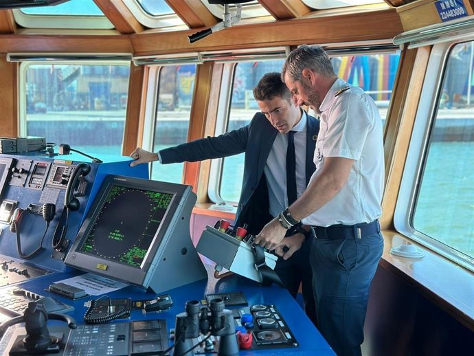 El delegado del Gobierno, Pedro Casares, visita el buque SAR Gavia de Salvamento Marítimo