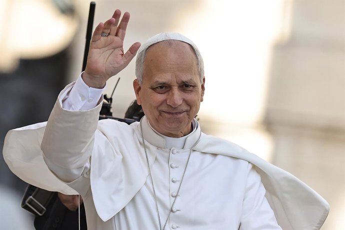 01 October 2025, Vatican, Vatican City: Pope Leo XIV greets the crowd at St Peter's square upon his arrival for his weekly general audience in The Vatican. Photo: Evandro Inetti/ZUMA Press Wire/dpa