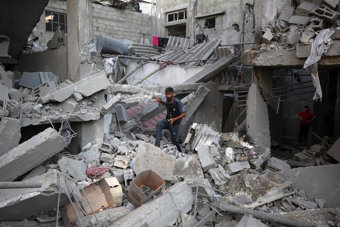 Archivo - Un palestino inspecciona una vivienda destruida por el Ejército de Israel en un bombardeo contra la ciudad de Gaza, en el norte de la Franja (archivo)