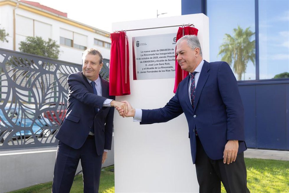 El alcalde de La Rinconada y el regidor de Sevilla y presidente de Emasesa, en la inaguración de las nuevas oficinas de la empresa pública de aguas en la localidad.