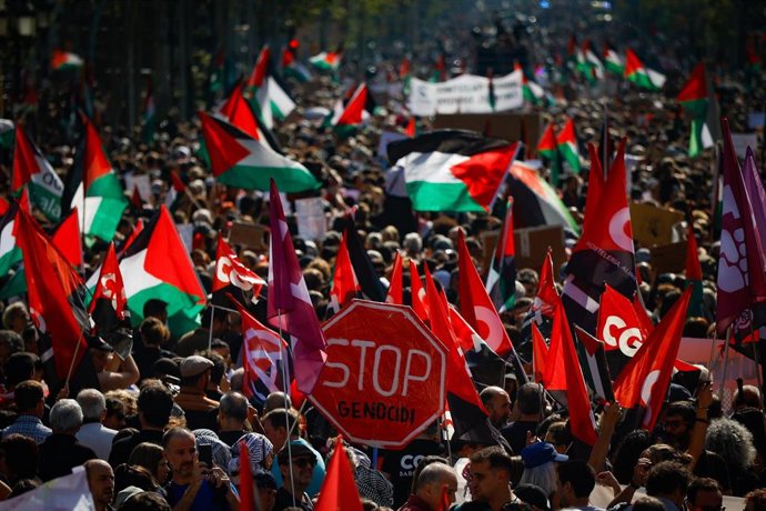 Decenas de personas durante una manifestación en apoyo a Palestina en Barcelona.