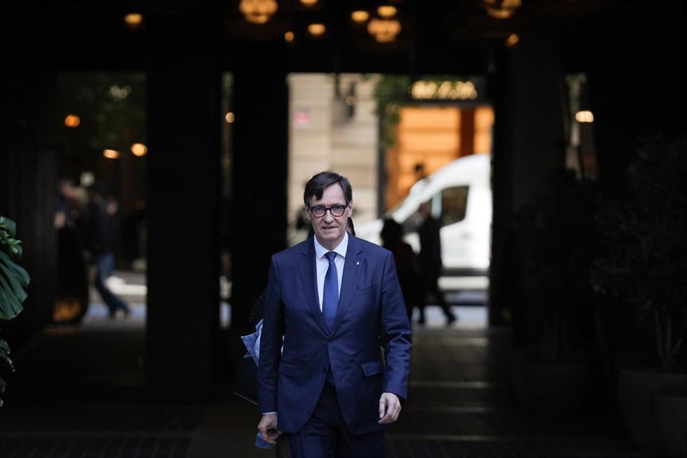 El presidente de la Generalitat de Catalunya, Salvador Illa, llega a la clausura de la jornada 'El derecho a la vivienda: retos y soluciones' de elDiario.es, en el Palau Robert de Barcelona.
