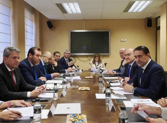 El ministro de Transportes, Óscar Puente, el alcalde de Valladolid, Jesús Julio Carnero, el secretario de estado de Transportes, José Antonio Santanao Clavero, y el consejero de Fomento, Juan Carlos SUárez-Quiñones, durante la reunión de la SVAV. 