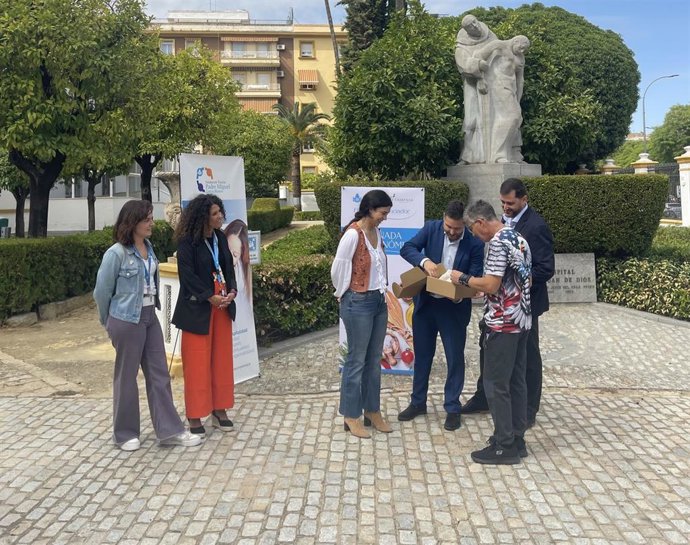 Responsables de Compass se trasladan hasta el Hospital San Juan de Dios de Sevilla para acompañar a una de las personas en el día de su cumpleaños