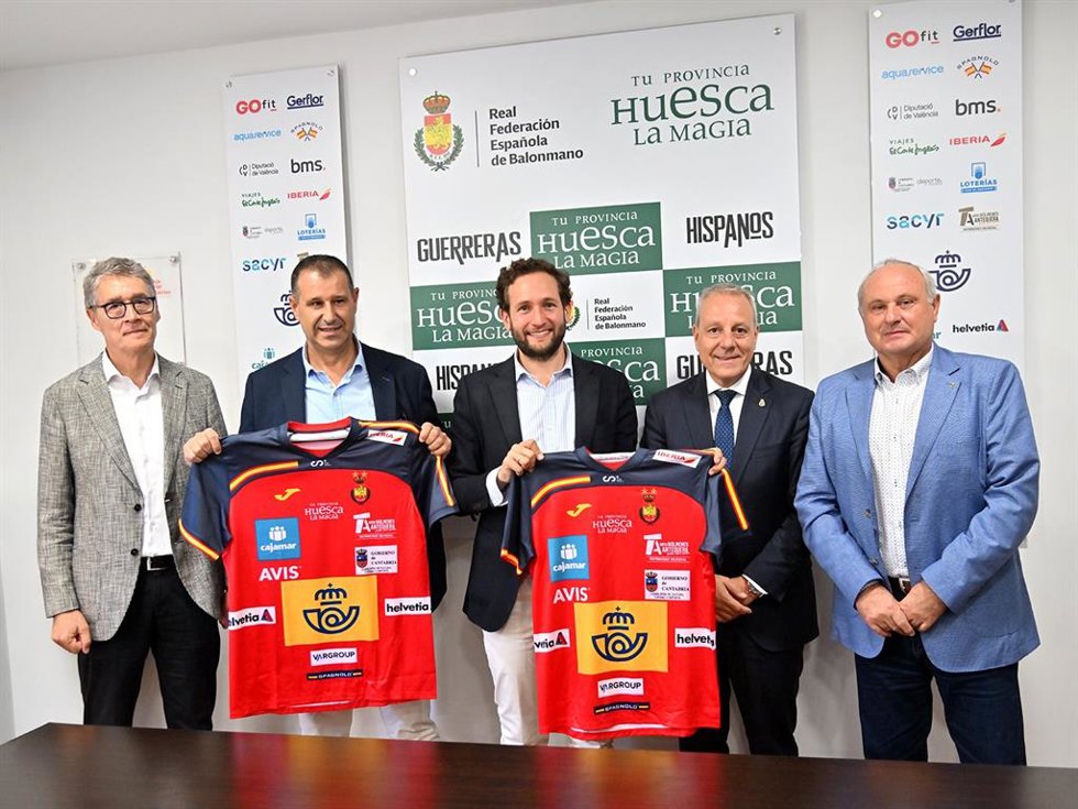 De izq. A der., el presidente del Bada Huesca, Pachi Giné; el Diputado Delegado de Turismo, Sergio Serra, el presidente de la Diputación de Huesca, Isaac Claver; el presidente de la RFEBM, Francisco Blázquez; y su vicepresidente Juan Carlos Caamaño.