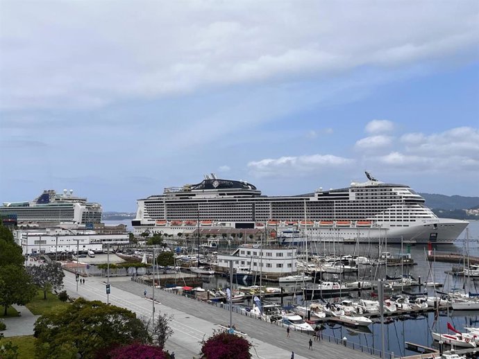 Archivo - Imagen de dos cruceros en el puerto de Vigo.