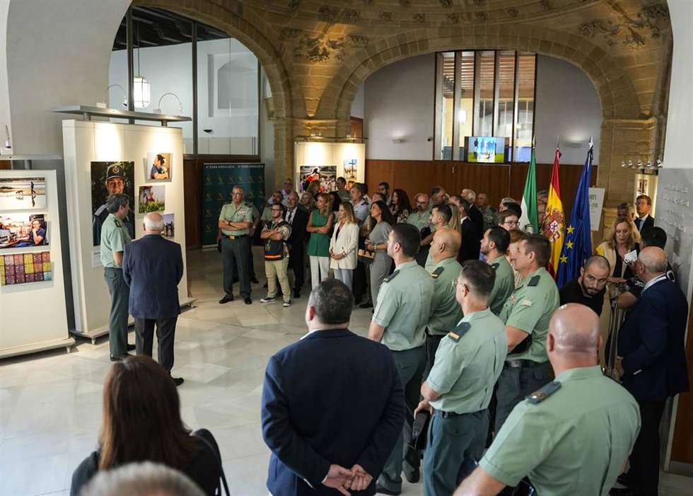 El presidente del Parlamento de Andalucía, Jesús Aguirre, ha inaugurado este lunes la exposición 'Valores de la Guardia Civil: 180 años cerca de ti', que podrá visitarse en el salón de Pasos Perdidos de la sede de la Cámara andaluza hasta el 24 de octub