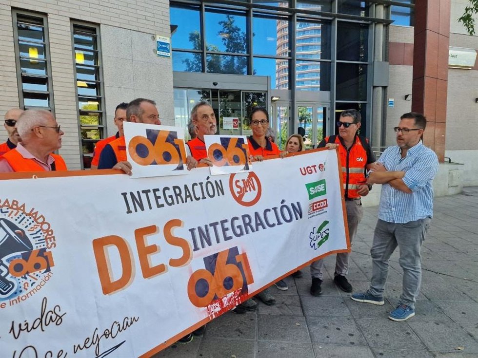 El portavoz de Adelante Andalucía, José Ignacio García, este lunes en Sevilla acompaña a una protesta sobre el 061.