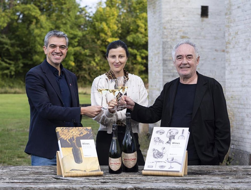 El director de bebidas de la fundación, Ferran Centelles; la ceo de Juvé & Camps y cuarta generación de la familia fundadora,  Meritxell Juvé, y el fundador de elBullifoundation, Ferran Adri