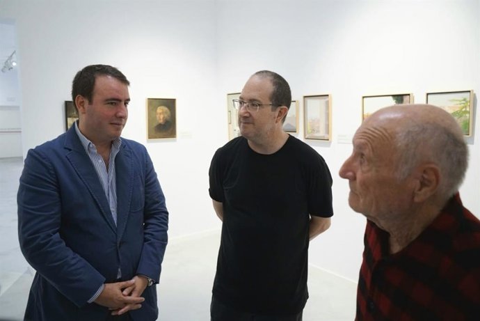 El vicepresidente de la Diputación de Almería Fernando Giménez conversa con los artistas Andrés García Ibáñez y Antonio López durante la inauguración del IX Curso de Realismo y Figuración.