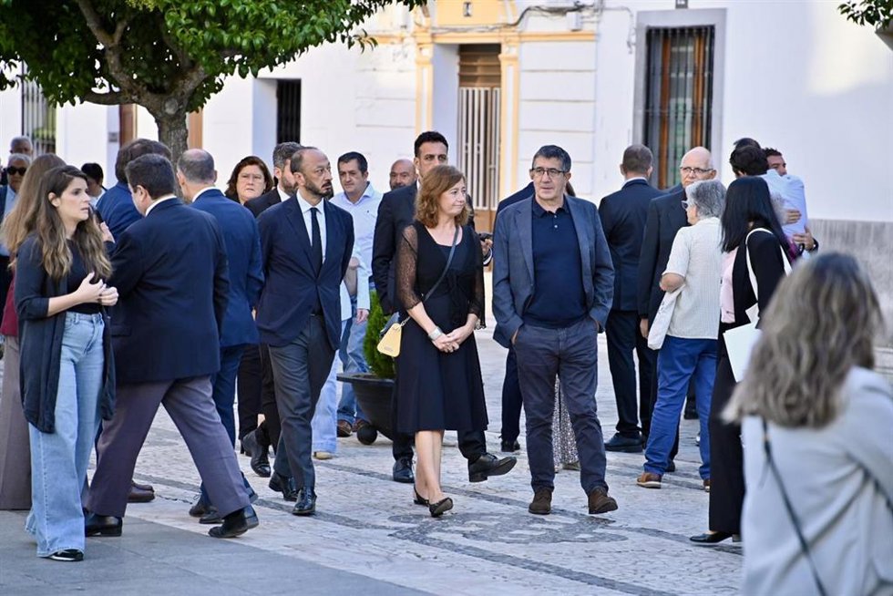  El vicepresidente primero de la Mesa del Congreso, Alfonso Rodríguez Gómez de Celis, la presidenta del Congreso, Francina Armengol y el portavoz del PSOE en el Congreso, Patxi López, llegan al funeral de  Fernández Vara.