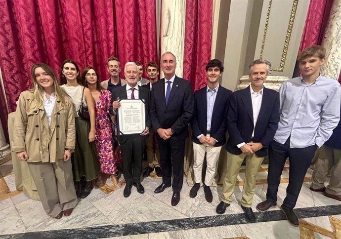 El alcalde de Segovia, José Mazarías (centro) con el ingeniero Julio Gómez-Cerreta y familiares del segoviano Claudio Gómez Cerreta.