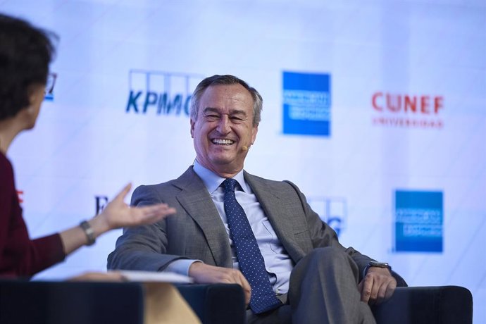 El consejero delegado de Banc Sabadell, César González-Bueno, interviene durante el XVI Encuentro Financiero del sector bancario, organizado por 'Expansión', KPMG, American Express y Cunef Universidad, en el auditorio El Beatriz, a 6 de octubre de 2025, e