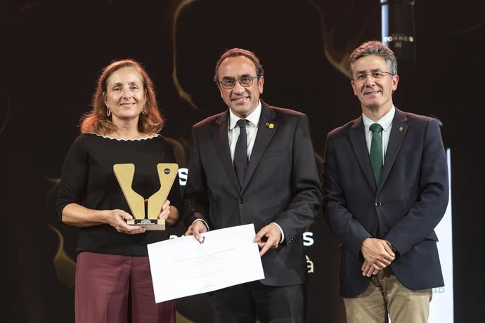 (I-D) La directora de Innovación y Conocimiento de Familia Torres, Mireia Torres; el presidente del Parlament, Josep Rull, y el alcalde de Vilafranca del Penedès (Barcelona), Francisco Romero.