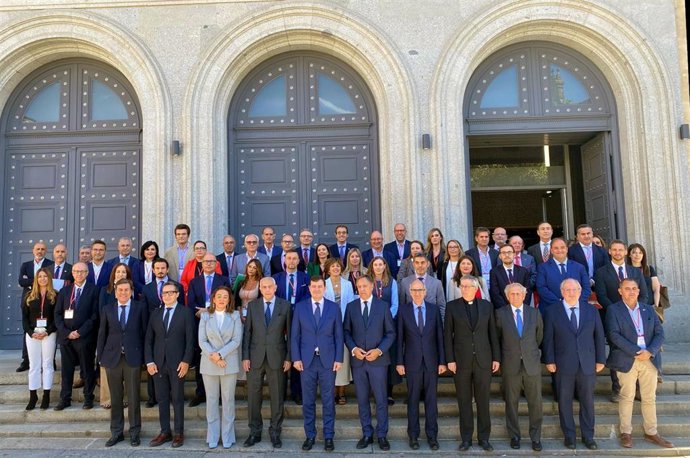Foto de Familia de la presentación del libro blanco de Salamanca, con presencia del presidente de la Junta.
