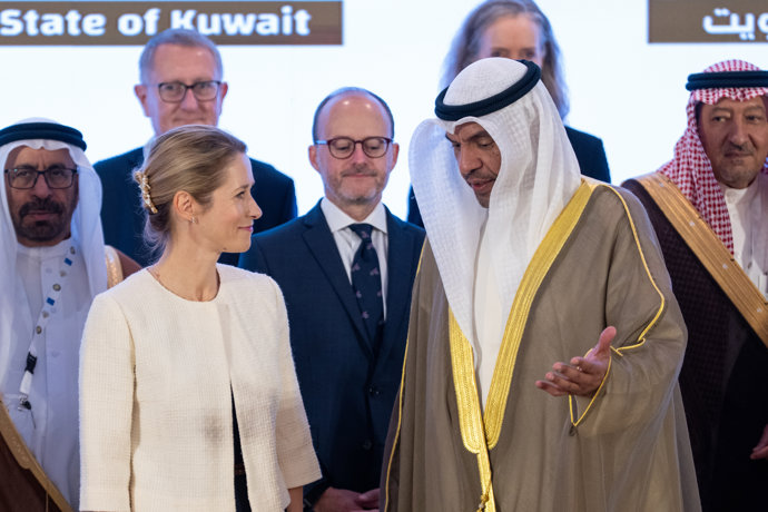 06 October 2025, Kuwait, Kuwait City: EU Foreign Affairs Representative Kaja Kallas (2nd L) and Abdullah al-Jahja (C), Foreign Minister of Kuwait, talk during the line-up for the family photo before their participation in the Second Working Session of the