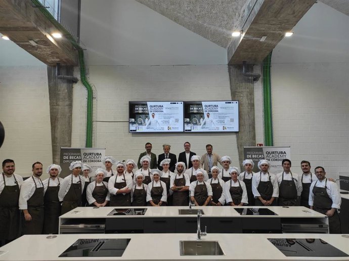 El presidente de la Diputación, Salvador Fuentes (al fondo, segundo por la izda.), y el chef, Paco Morales (tercero), junto a los alumnos de la primera promoción de la 'Qurtuba Academy'.