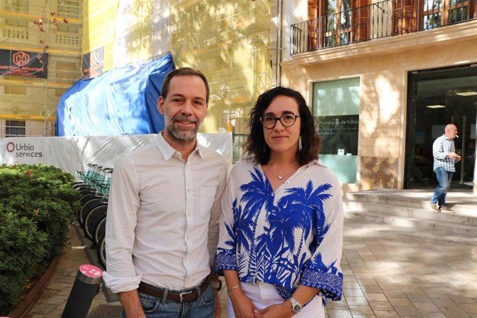 El portavoz del PSOE en Cort, Xisco Ducrós, y la consellera socialista en el Consell de Mallorca Joana Adrover.