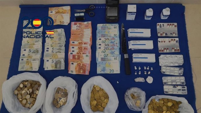 Dinero y droga incautado al desmantelar un punto de venta de droga en Sanlúcar de Barrameda (Cádiz)