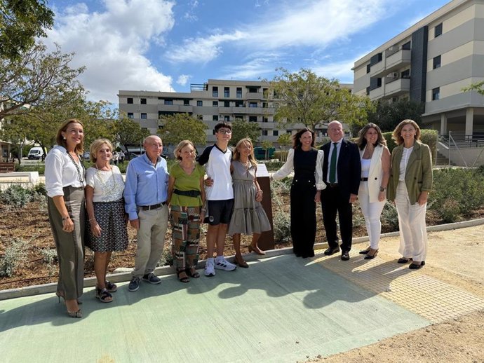 La consejera de Fomento, Articulación del Territorio y Vivienda, Rocío Díaz, y el alcalde de Antequera, Manuel Barón, han inaugurado este lunes el nuevo parque urbano que rinde homenaje a las mujeres antequeranas, ubicada en Parque Verónica.