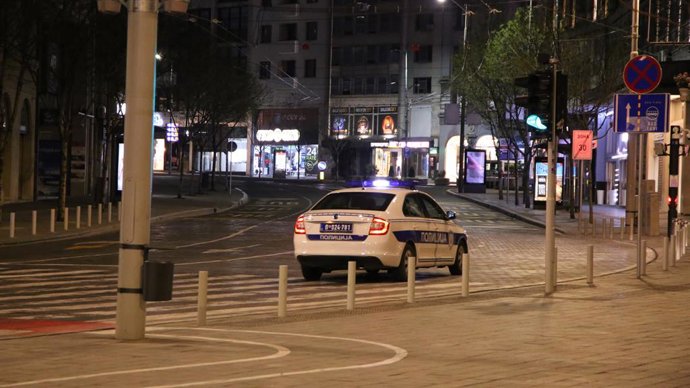 Archivo - BELGRADE, March 19, 2020  A police car patrols in the street during curfew in downtown Belgrade, Serbia, March 18, 2020. Serbian elders were banned outside movement starting from Wednesday, while all citizens were prevented from leaving their ho