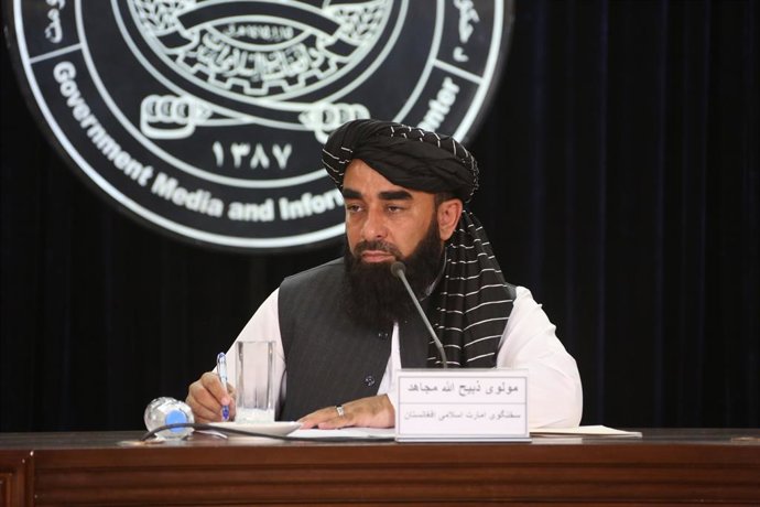 Archivo - KABUL, June 30, 2024  -- Zabihullah Mujahid, spokesman of the Afghan caretaker government, takes notes in Kabul, the capital of Afghanistan, June 29, 2024. The delegation of the Afghan caretaker government aims to solve problems and stimulate un