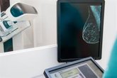 Foto: Patóloga señala que los avances de la medicina de precisión en cáncer de mama permiten "tratamientos a la carta"