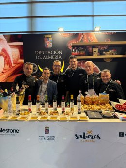 El diputado provincial Carlos Sánchez junto a chefs de Almería en la Gastronomika de San Sebastián.