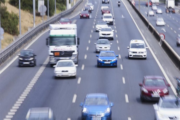 Archivo - Vehículos circulando en Sevilla (Andalucía, España). Imagen de archivo.