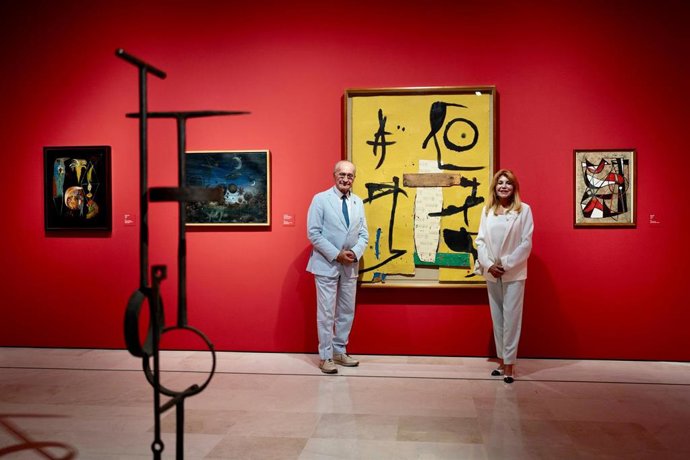 La baronesa Carmen Thyssen-Bornemisza y el alcalde de Málaga, Francisco de la Torre, en la inauguración de la muestra 'Telúricos y primitivos. De la Escuela de Vallecas a Miquel Barceló'