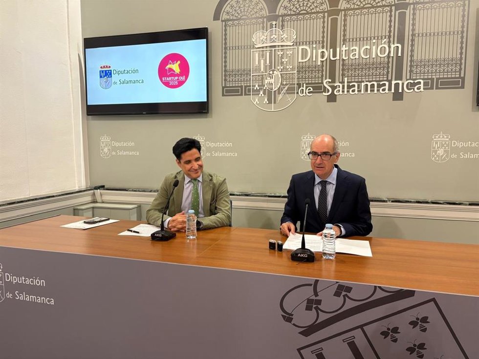 Corchado (I) e Iglesias (D) durante la firma del acuerdo de colaboración.