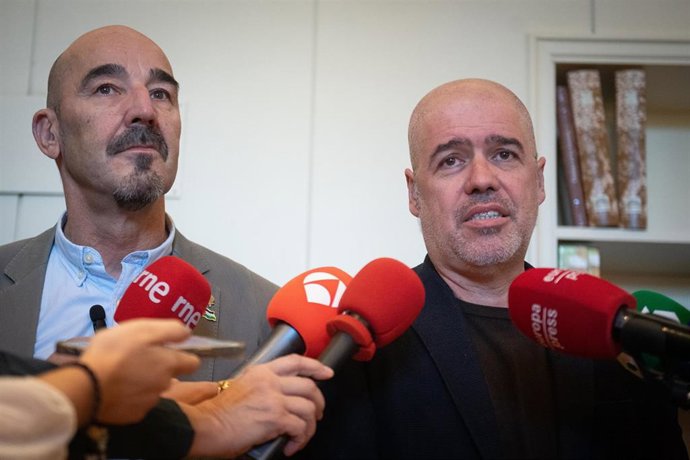 El vicesecretario general de Política Sindical de UGT, Fernando Luján (i) y el secretario general de CCOO, Unai Sordo (d), ofrecen declaraciones a los medios tras una reunión con la vicepresidenta del Gobierno y ministra para la Transición Ecológica y el 