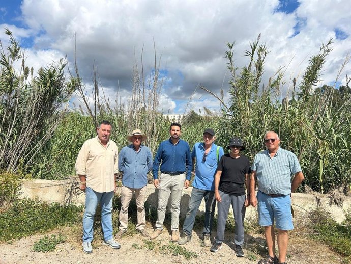 El parlamentario andaluz del PSOE de Almería, Mateo Hernández Tristán, junto al portavoz socialista de Olula del Río y diputado provincial Diego Castaño, durante su visita al cauce del río Almanzora acompañado de varios vecinos de la zona.