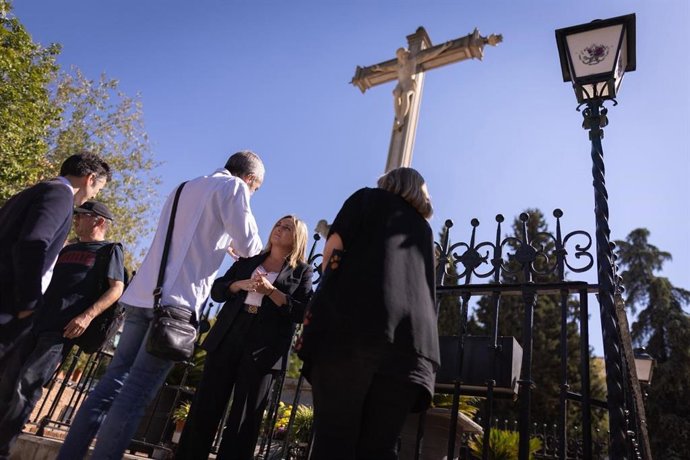 La alcaldesa de Granada, Marifrán Carazo, ha visitado el monumento al Cristo de los Favores este lunes